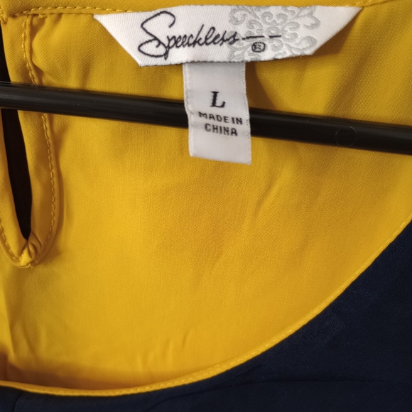 Sleeveless Blouse - Picture 3 of 3